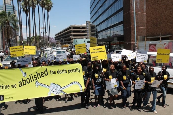 Amnesty-aktivister i Zimbabwe marsjerer gjennom hovedstaden Harare i en fredelig protest på verdensdagen mot dødsstraff. Foto: AI 