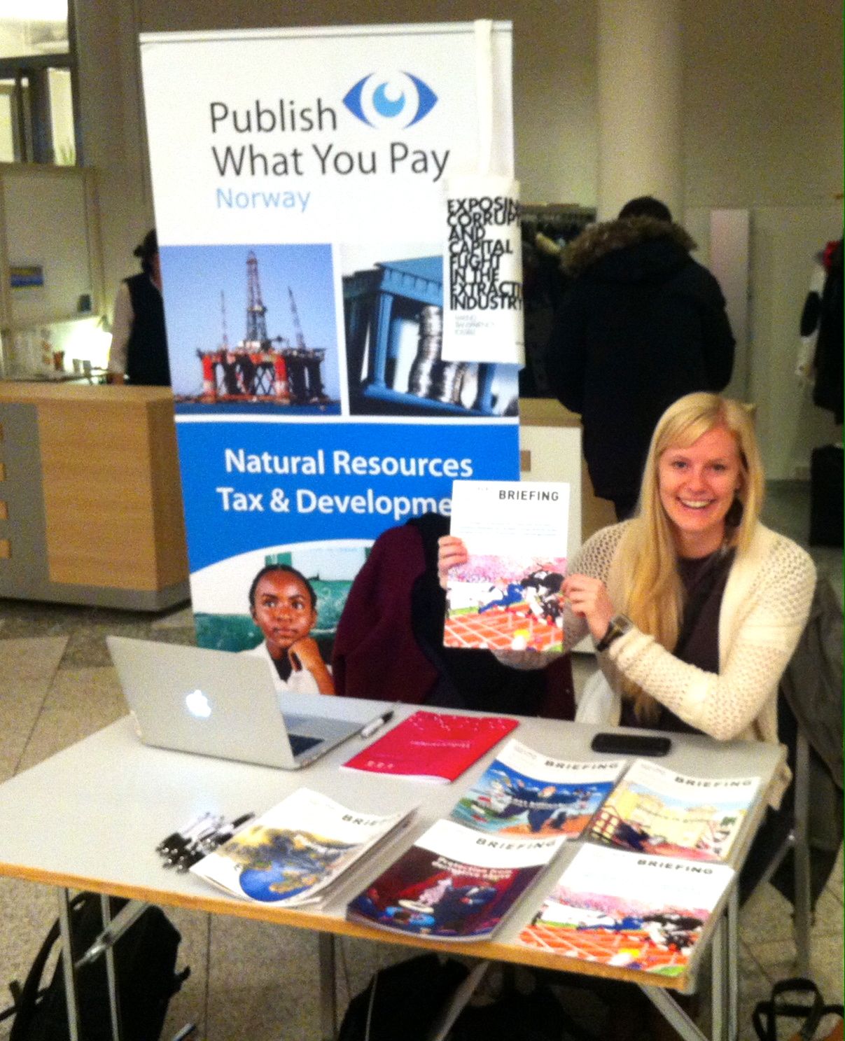 Programrådgiver i PWYP Norge delte ut briefinger på Industri Energis landsmøte. Foto: Christine Amdam