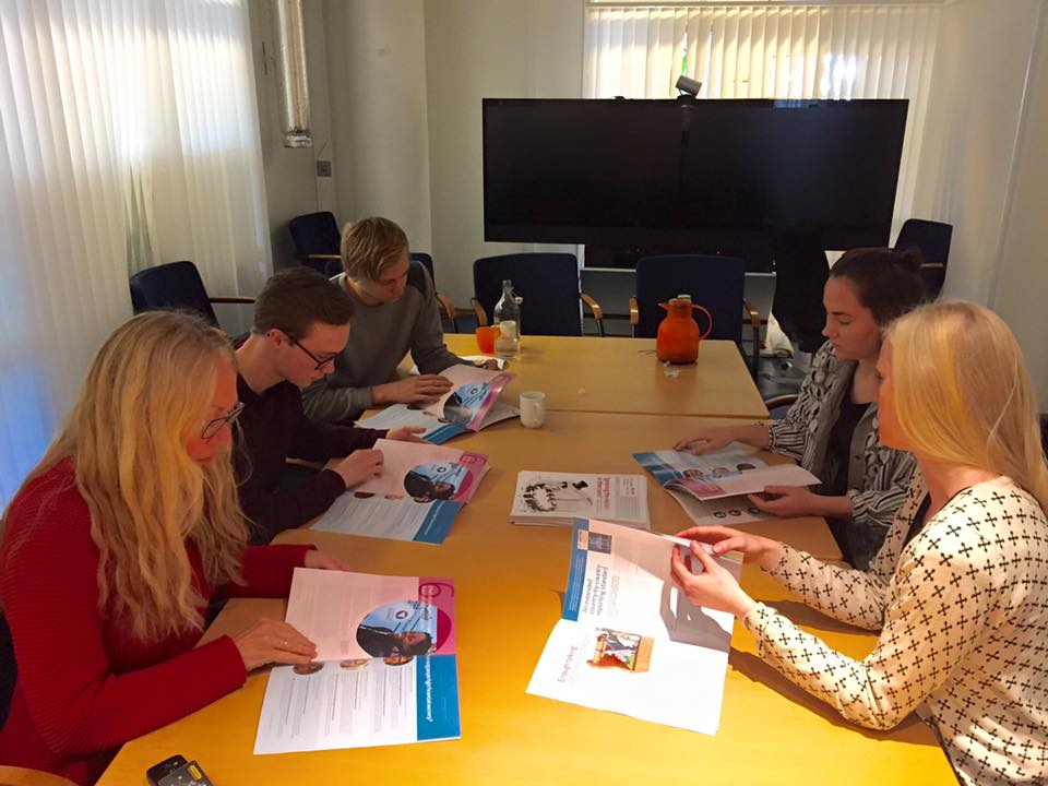 PWYP Norge møtte medlemmer av Operasjon Dagsverk sin Hovedkomite for å gi en innføring i faktaheftet og hvordan det kan brukes. Foto: PWYP Norge.