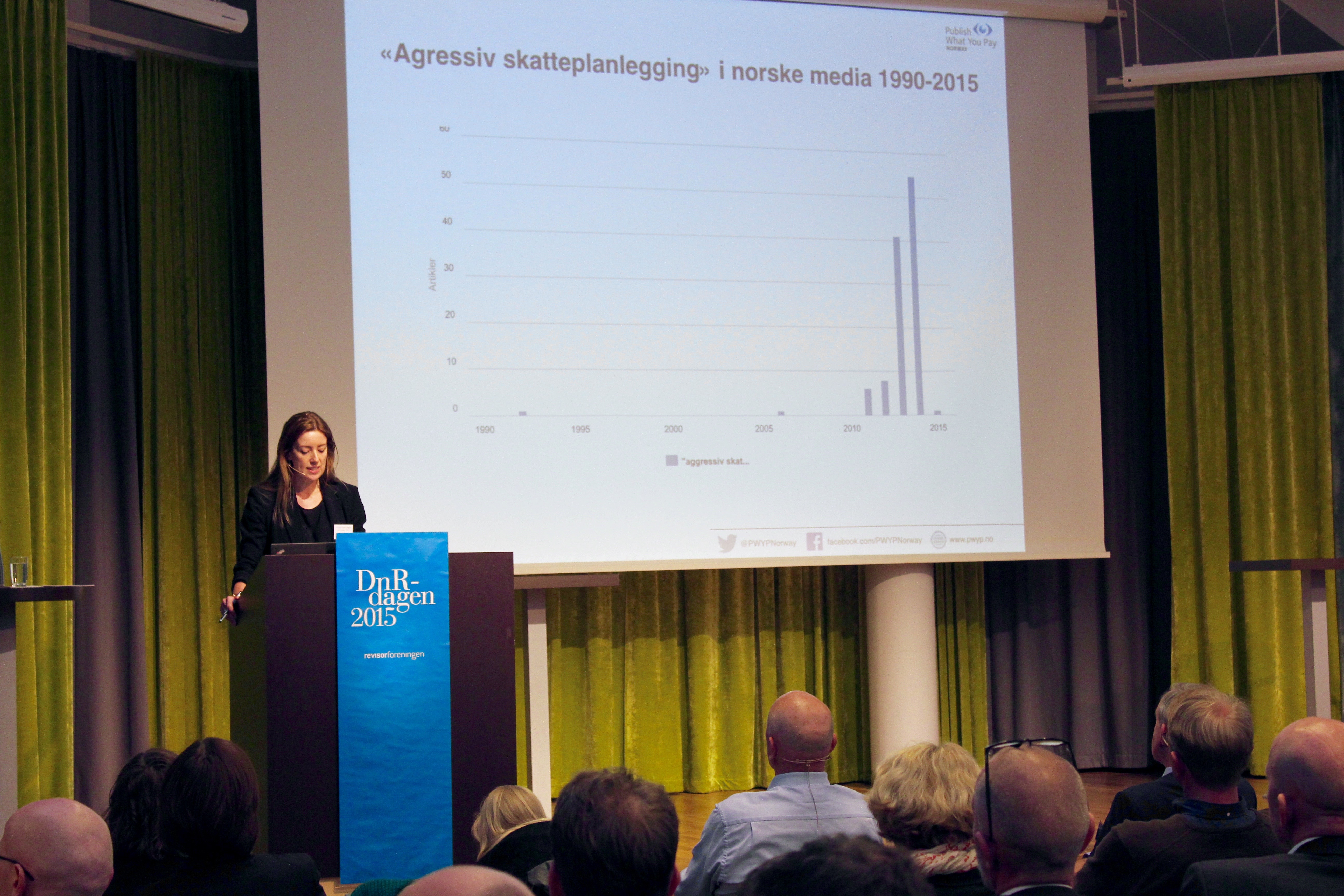 Generalsekretær i PWYP Norge, Mona Thowsen snakket om aggressiv skatteplanlegging for revisorforeningen. Foto: Christine Amdam