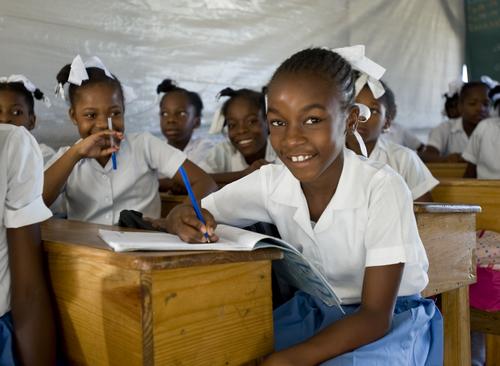 Penger som blir tappet fra utviklingsland kunne ha gått til utdanning. En strengere rapportering kan sette en stopper på det. Foto: Redd Barna