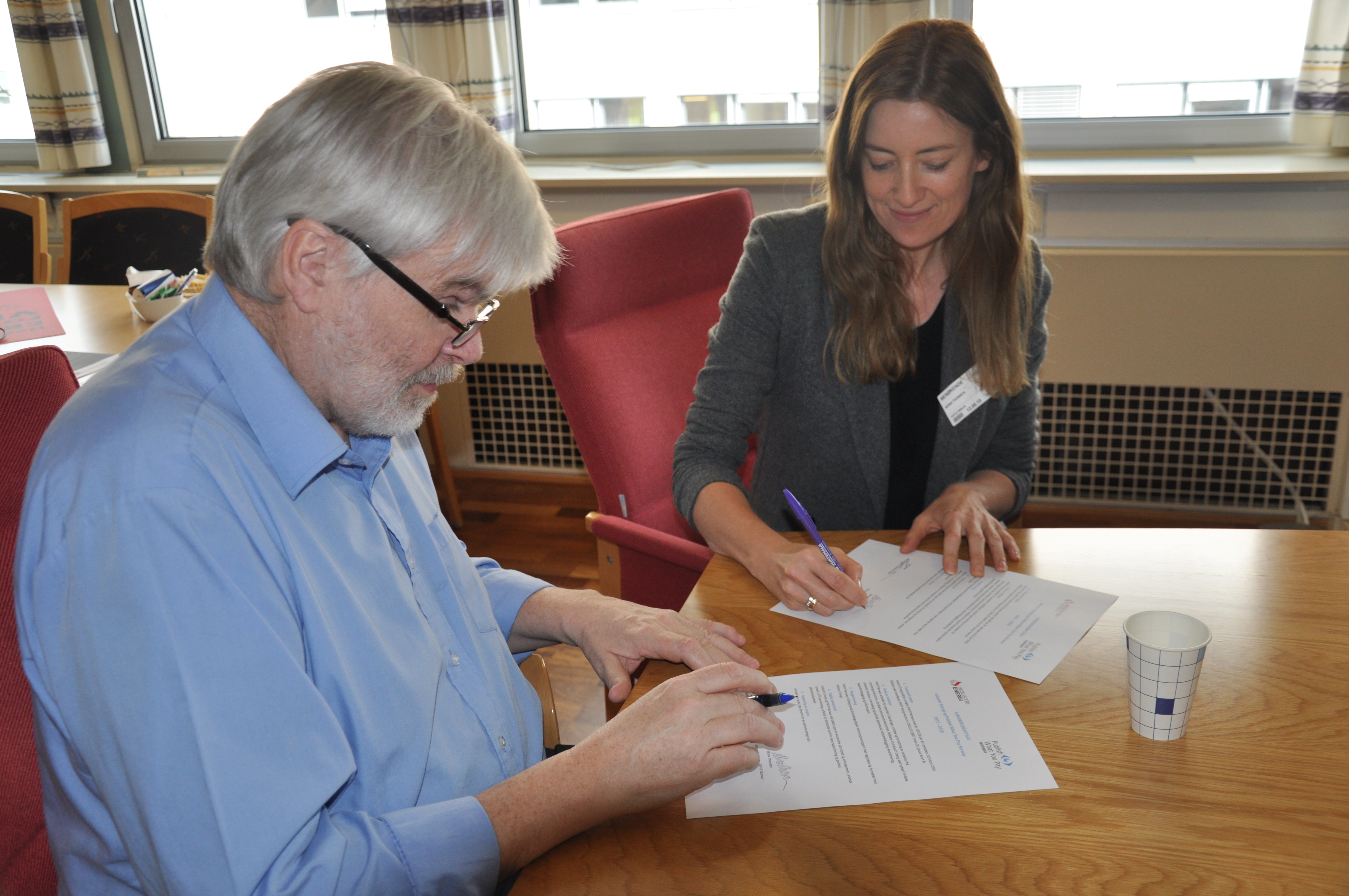 Leif Sande, leder av Industri Energi og Mona Thowsen, generalsekretær i PWYP Norge skriver under den nye samarbeidsavtalen. Foto: Christine Meling